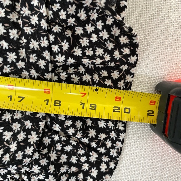 2 for $10! H&M Floral Black and White Scrunch Long sleeve Blouse M - Picture 6 of 6